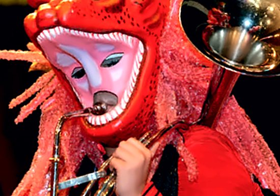 Rote Drachenmaske mit Fransen und Tuba-Schallstück, Nahaufnahme