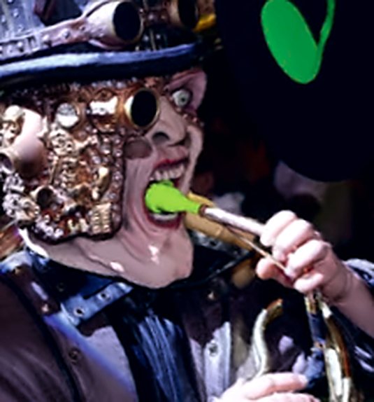 Steampunk-Maske mit Zylinder, Schutzbrille und Zahnrädern beim Spielen, dahinter das grüne Noten-Logo