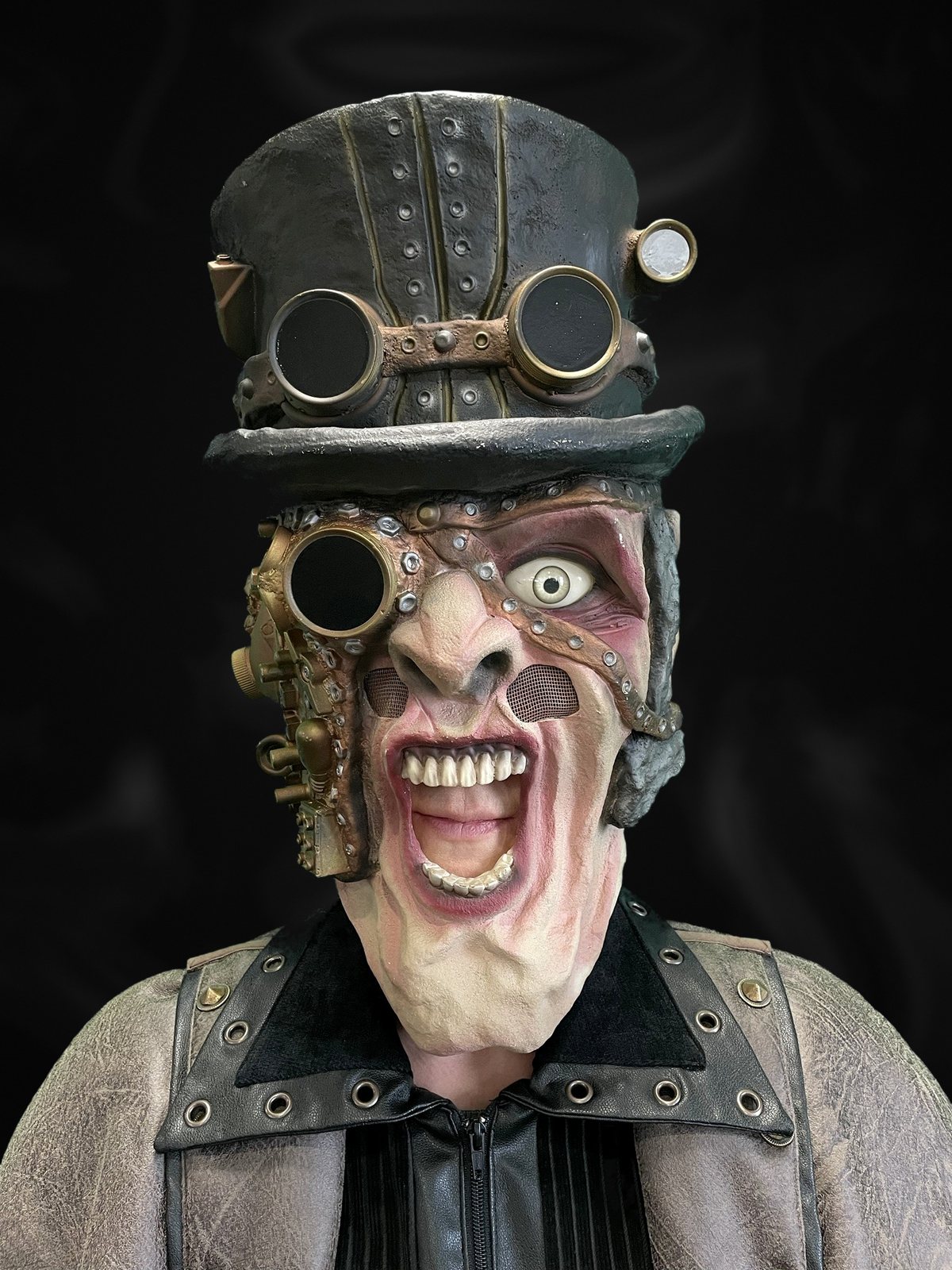 Maske getragen zum Mantel, frontal
