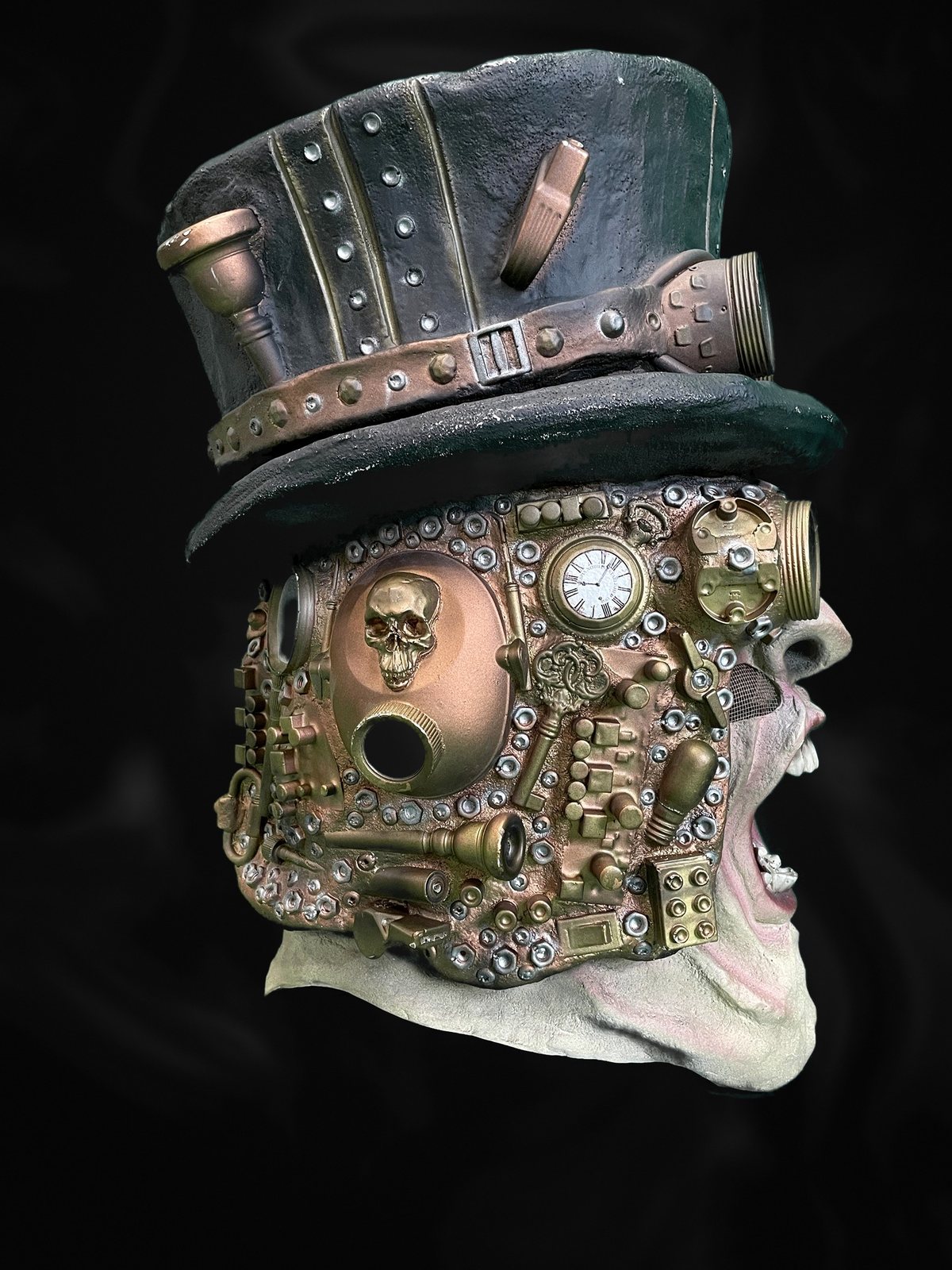 Steampunk-Maske im Profil mit Uhr, Totenkopf und Zahnrädern