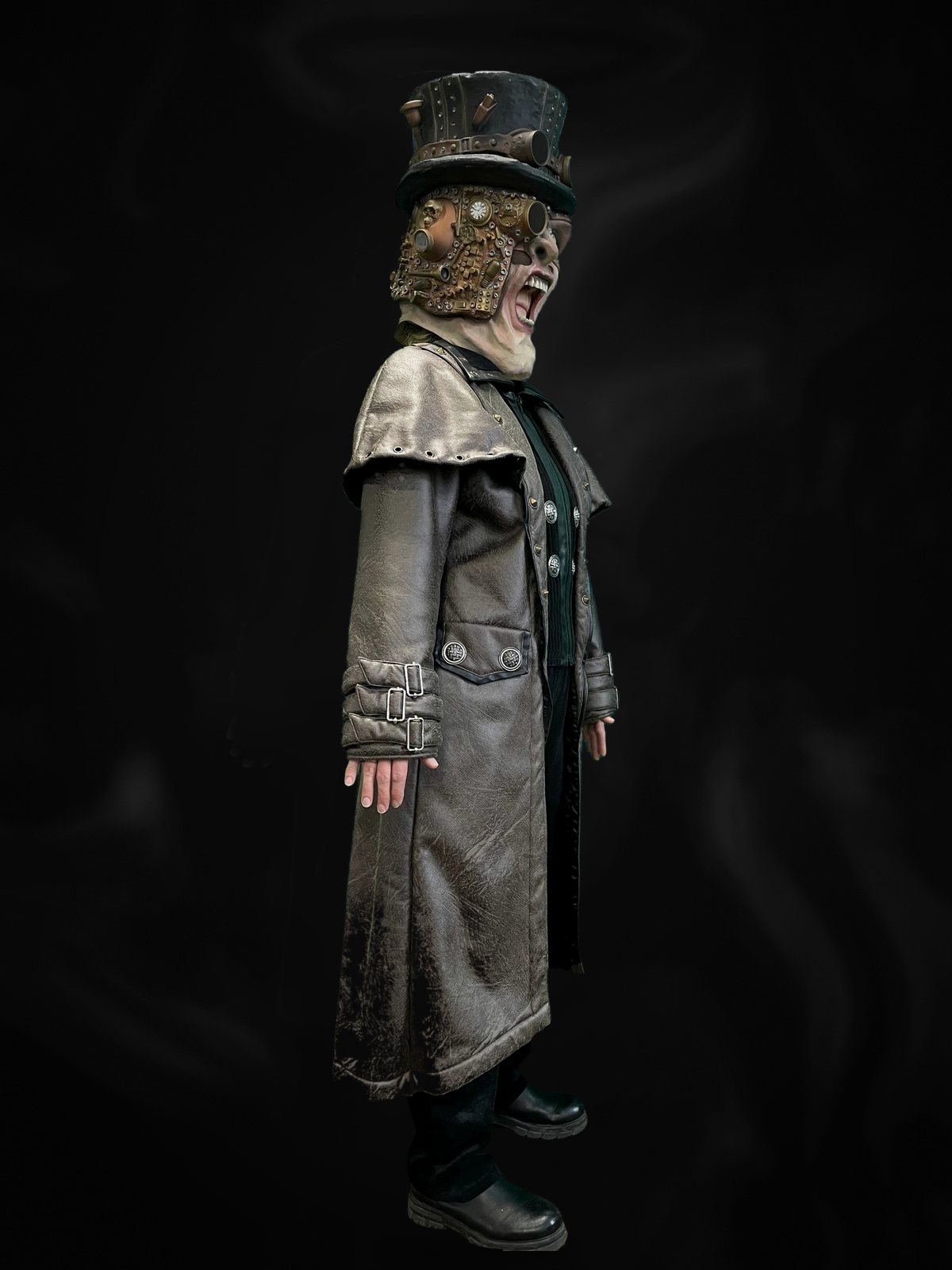 Steampunk-Kostüm im Profil von links, ganzer Körper: langer Mantel mit Schulterumhang und Schnallen-Ärmeln